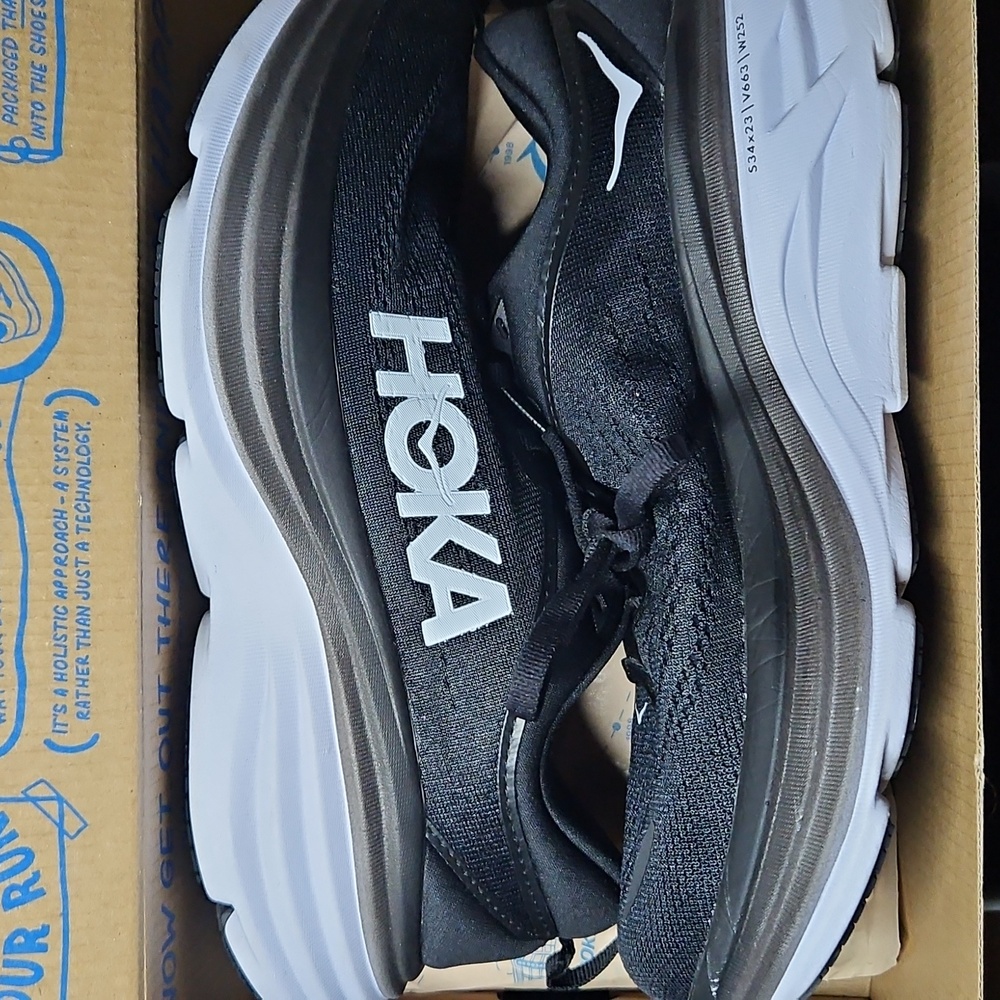 HOKA WOMEN'S BONDI 8 SNEAKER, BLACK/WHITE, 7